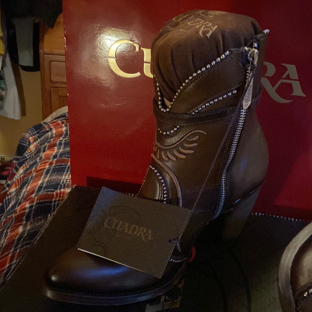 Gorgeus Gift for Your Girl 🌹❤️! Leather  Ladies boots  size 8.5